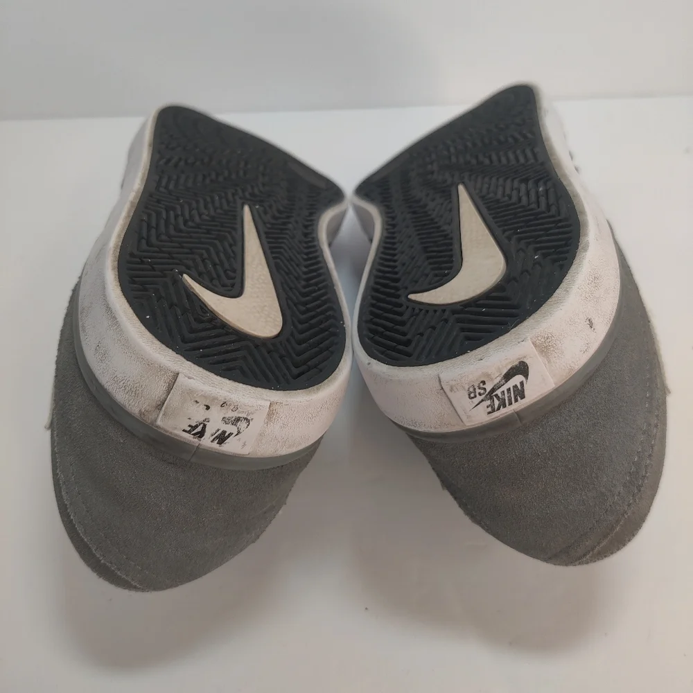 Nike SB Charge Sneakers Mens Size 11 Gray Suede Leather Shoes Lace Up